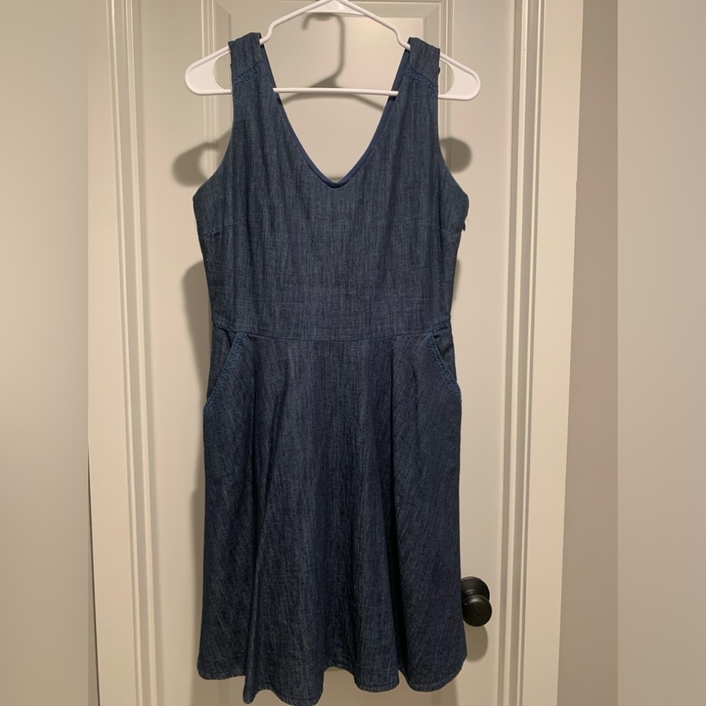 Vineyard Vines blue dress in a size 4.